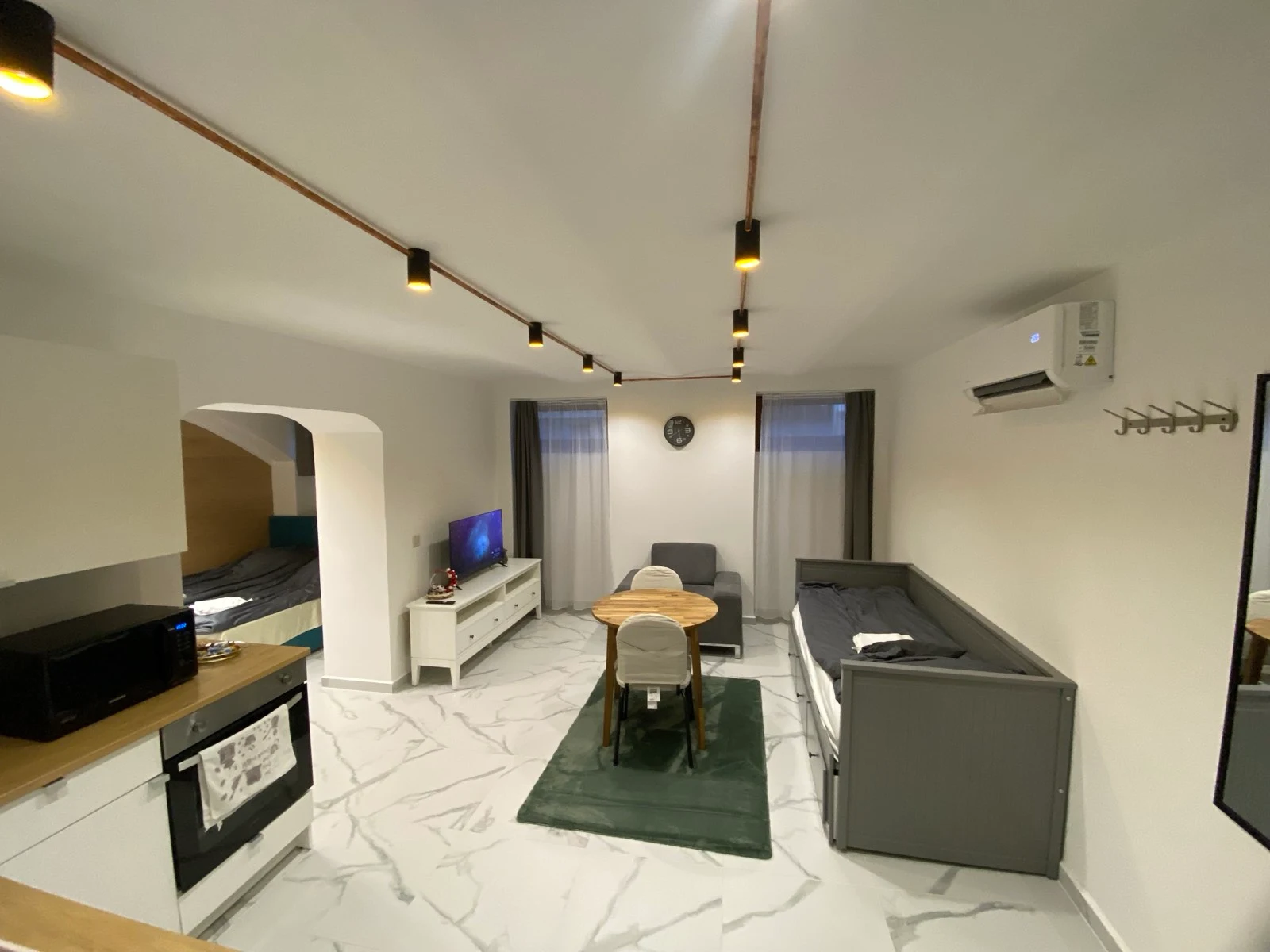 Prémium apartman Debrecen belvárosában, tágas nappalival